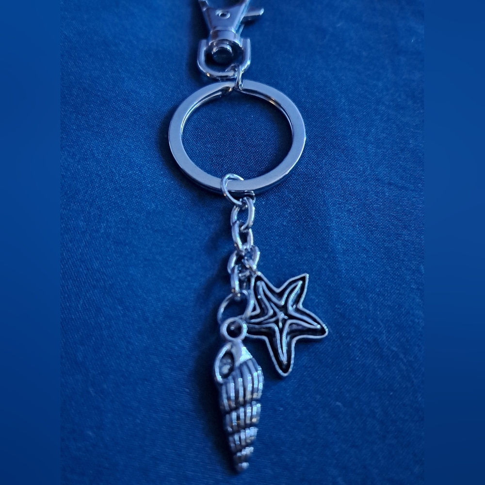 Silver Starfish and Shell Keychain - Picture 5 of 5